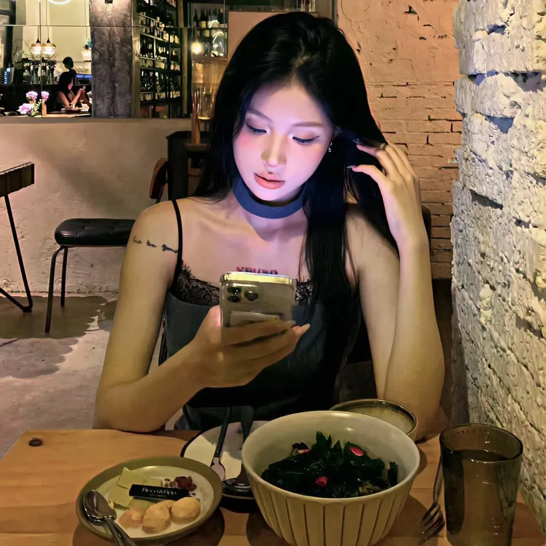 【日系青春物语】《花与爱丽丝》高清在线：两个女孩与一个男孩的谎言三角恋，青涩动人